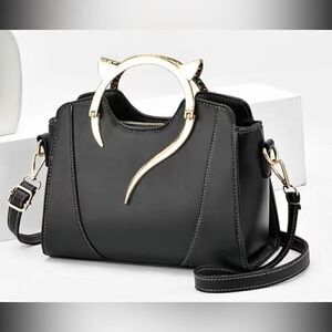 Super cute cat shape Handel pocketbook, can remove strap, a lot of room.